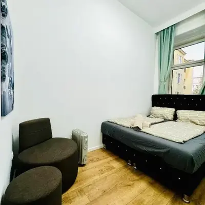 Cozy Private Rooms in 9-Bedroom Apartment Near Augarten