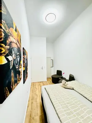 Ein Bett oder Betten in einem Zimmer der Unterkunft Cozy 9BR Apartment for 18 Near Augarten