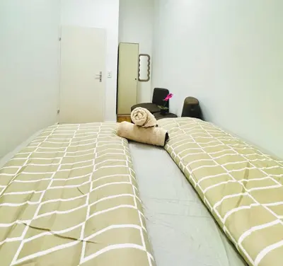 Ein Bett oder Betten in einem Zimmer der Unterkunft Cozy 9BR Apartment for 18 Near Augarten