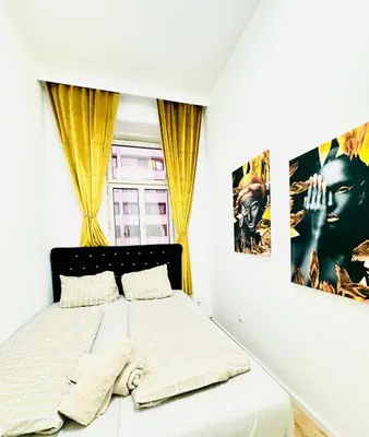 Ein Bett oder Betten in einem Zimmer der Unterkunft Cozy 9BR Apartment for 18 Near Augarten