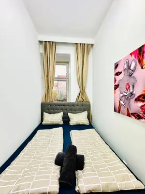 Ein Bett oder Betten in einem Zimmer der Unterkunft Cozy 9BR Apartment for 18 Near Augarten