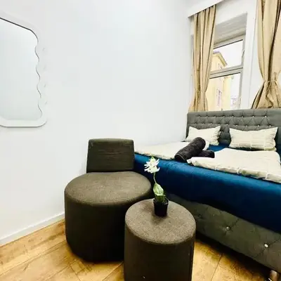 Cozy 9BR Apartment for 18 Near Augarten