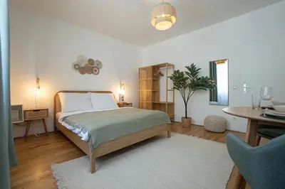 Ein Bett oder Betten in einem Zimmer der Unterkunft Bright Modern Studio in Center with a Queen Bed
