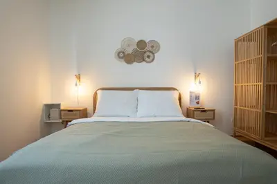 Ein Bett oder Betten in einem Zimmer der Unterkunft Bright Modern Studio in Center with a Queen Bed