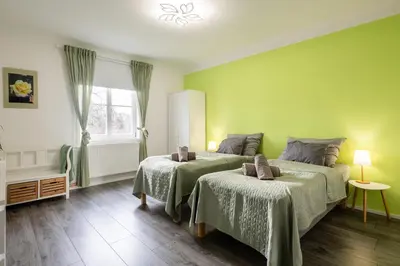 Ein Bett oder Betten in einem Zimmer der Unterkunft WILSON's Home Rosengarden operated by HostGuides