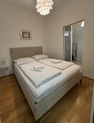 Ein Bett oder Betten in einem Zimmer der Unterkunft Moderne Stadtwohnung mit Balkon