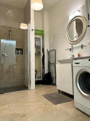 Ein Badezimmer in der Unterkunft Moderne Stadtwohnung mit Balkon