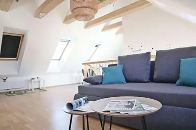 Ein Sitzbereich in der Unterkunft geräumige Dachgeschoßwohnung