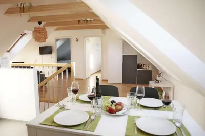 Ein Sitzbereich in der Unterkunft geräumige Dachgeschoßwohnung