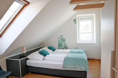 Ein Bett oder Betten in einem Zimmer der Unterkunft geräumige Dachgeschoßwohnung