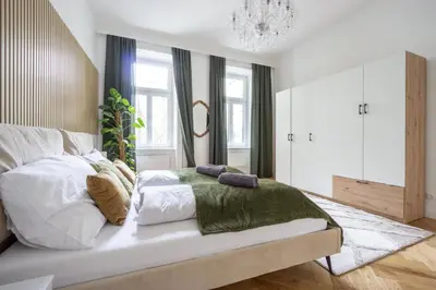Ein Bett oder Betten in einem Zimmer der Unterkunft Central elegant Heritage Apartment with modern comfort