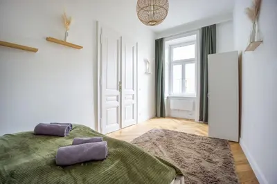 Ein Bett oder Betten in einem Zimmer der Unterkunft Central elegant Heritage Apartment with modern comfort