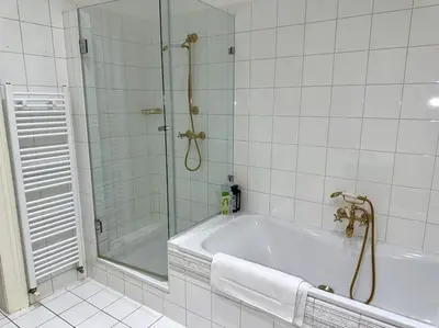 Ein Badezimmer in der Unterkunft Neu! City Apartment im Stadtzentrum 4