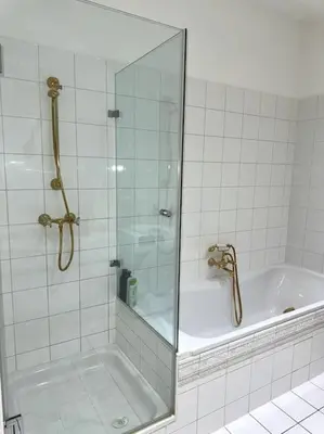 Ein Badezimmer in der Unterkunft Neu! City Apartment im Stadtzentrum 4