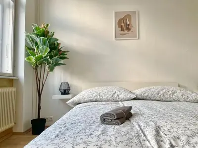 Ein Bett oder Betten in einem Zimmer der Unterkunft 110 m2 Sunny & Central Long Term Apartment - Free Parking