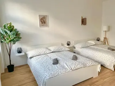 Ein Bett oder Betten in einem Zimmer der Unterkunft 110 m2 Sunny & Central Long Term Apartment - Free Parking