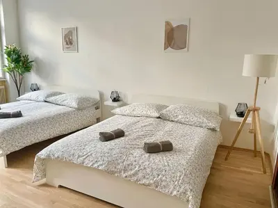 Ein Bett oder Betten in einem Zimmer der Unterkunft 110 m2 Sunny & Central Long Term Apartment - Free Parking