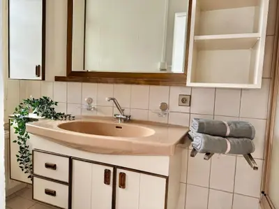 Ein Badezimmer in der Unterkunft 110 m2 Sunny & Central Long Term Apartment - Free Parking