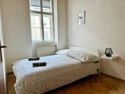 Ein Bett oder Betten in einem Zimmer der Unterkunft 110 m2 Sunny & Central Long Term Apartment - Free Parking