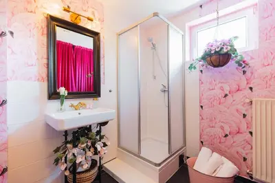 Ein Badezimmer in der Unterkunft Free Parking-3BR-200m2 House-AC-1000m2 Garden