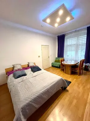 Ein Bett oder Betten in einem Zimmer der Unterkunft Trendiges Appartment im Wiener Künstlerviertel