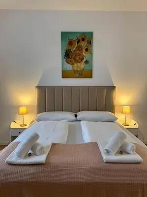 Ein Bett oder Betten in einem Zimmer der Unterkunft Modernes Apartment in Karlsplatz Nähe 15