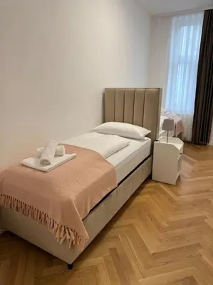 Ein Bett oder Betten in einem Zimmer der Unterkunft Modernes Apartment in Karlsplatz Nähe 15