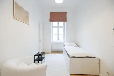 Ein Bett oder Betten in einem Zimmer der Unterkunft Ultra Spacious 3-Bedroom 3-Bath Steps from Vienna's Historic Heart