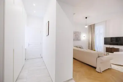 TV/Unterhaltungsangebot in der Unterkunft Ultra Spacious 3-Bedroom 3-Bath Steps from Vienna's Historic Heart
