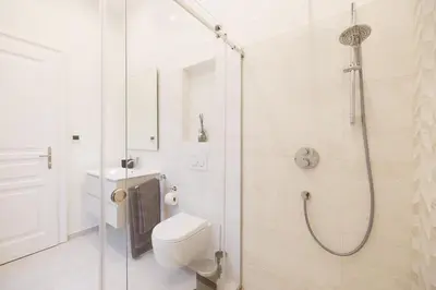 Ein Badezimmer in der Unterkunft Ultra Spacious 3-Bedroom 3-Bath Steps from Vienna's Historic Heart