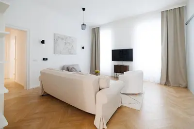TV/Unterhaltungsangebot in der Unterkunft Ultra Spacious 3-Bedroom 3-Bath Steps from Vienna's Historic Heart