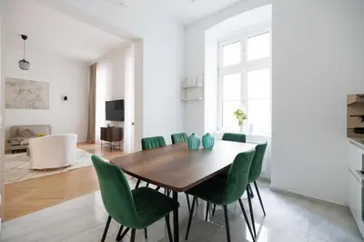 Ein Sitzbereich in der Unterkunft Ultra Spacious 3-Bedroom 3-Bath Steps from Vienna's Historic Heart