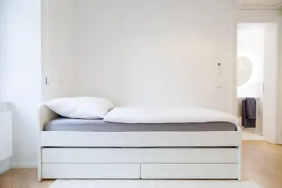 Ein Bett oder Betten in einem Zimmer der Unterkunft Ultra Spacious 3-Bedroom 3-Bath Steps from Vienna's Historic Heart