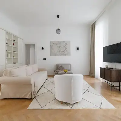 Ultra Spacious 3-Bedroom 3-Bath Steps from Vienna's Historic Heart