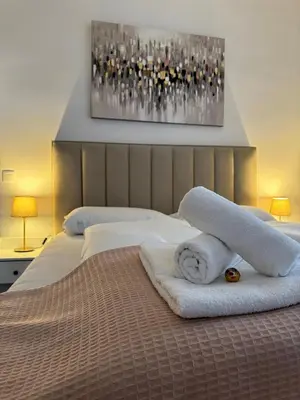 Ein Bett oder Betten in einem Zimmer der Unterkunft Elegant und Zentral - Apartment nahe Staatsoper und Altstadt