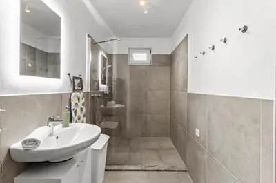 Ein Badezimmer in der Unterkunft NobleNest Deluxe - Massage - Kaffee - Arbeitsplatz