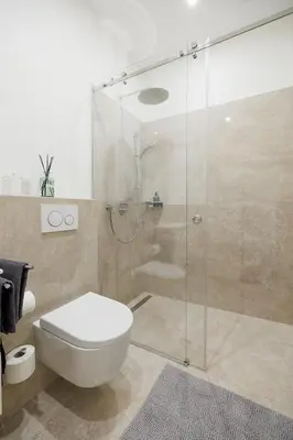 Ein Badezimmer in der Unterkunft Stylish 1-Bedroom 2-Bath by Canal Minutes from Historic Centre