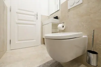Ein Badezimmer in der Unterkunft Stylish 1-Bedroom 2-Bath by Canal Minutes from Historic Centre