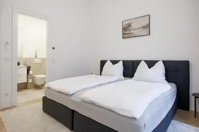 Ein Bett oder Betten in einem Zimmer der Unterkunft Stylish 1-Bedroom 2-Bath by Canal Minutes from Historic Centre