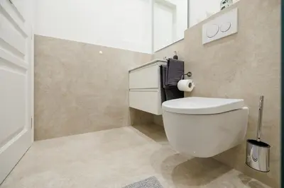 Ein Badezimmer in der Unterkunft Stylish 1-Bedroom 2-Bath by Canal Minutes from Historic Centre