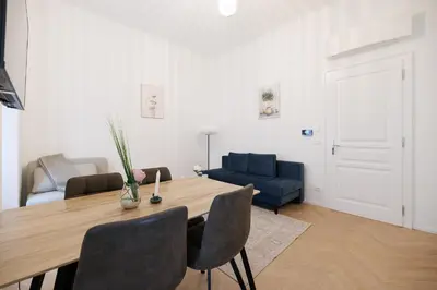 Ein Sitzbereich in der Unterkunft Stylish 1-Bedroom 2-Bath by Canal Minutes from Historic Centre