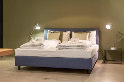 Ein Bett oder Betten in einem Zimmer der Unterkunft AWerner Suites Belvedere - Der Eisenwarenhändler