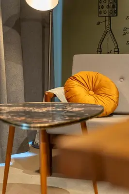 Ein Sitzbereich in der Unterkunft AWerner Suites Belvedere - Der Eisenwarenhändler