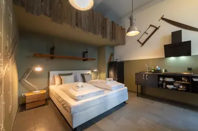 Ein Bett oder Betten in einem Zimmer der Unterkunft AWerner Suites Belvedere - Der Tischler