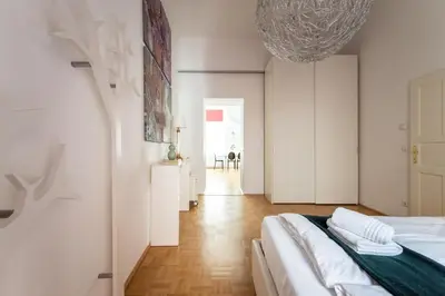 Ein Bett oder Betten in einem Zimmer der Unterkunft Urban 1BR Near Metro