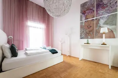 Ein Bett oder Betten in einem Zimmer der Unterkunft Urban 1BR Near Metro