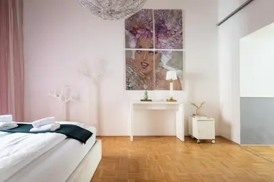 Ein Bett oder Betten in einem Zimmer der Unterkunft Urban 1BR Near Metro