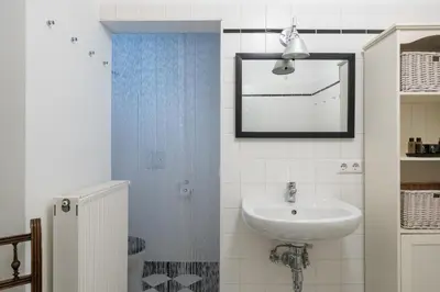 Ein Badezimmer in der Unterkunft Urban 1BR Near Metro