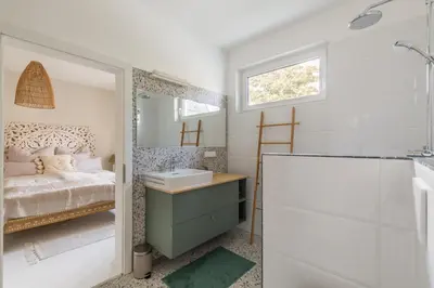 Ein Bett oder Betten in einem Zimmer der Unterkunft Elegant Pool Bungalow - Vienna City Limit