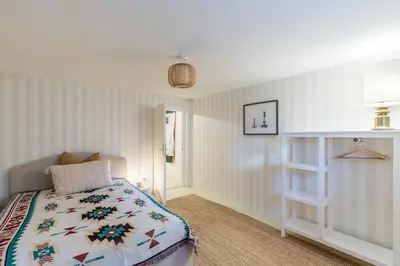 Ein Bett oder Betten in einem Zimmer der Unterkunft Elegant Pool Bungalow - Vienna City Limit